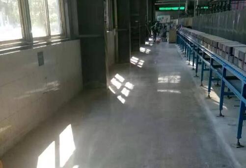 裝甲地坪地坪和環(huán)氧地坪差別有多大？十堰固化拋光裝甲地坪如何施工？