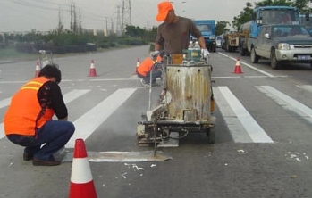 道路中間三種顏色標(biāo)線：白色、黃色和藍(lán)色 各有什么左右